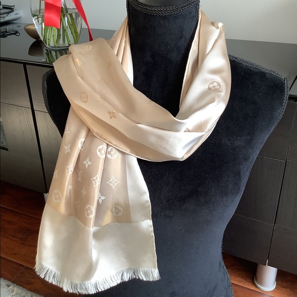 BEAUTIFUL Authentic LV silk scarf  🌷🌷🌷 - Picture 13 of 16